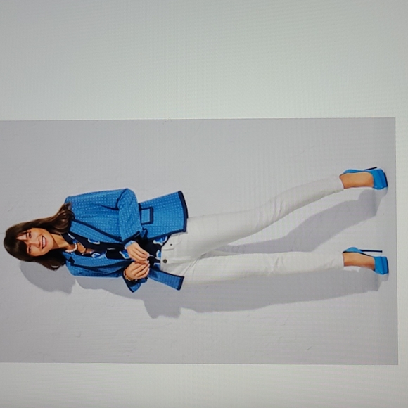 NWOT CAbi White Slimmie Jeans size 6 (3 pairs Available) - Picture 1 of 10